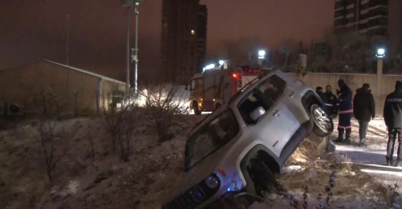 Karda kayan otomobil uçurumun kenarında son anda durabildi
