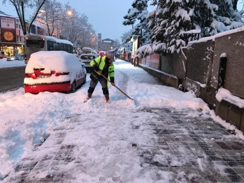 Kaldırımlar kar ve buzdan temizleniyor
