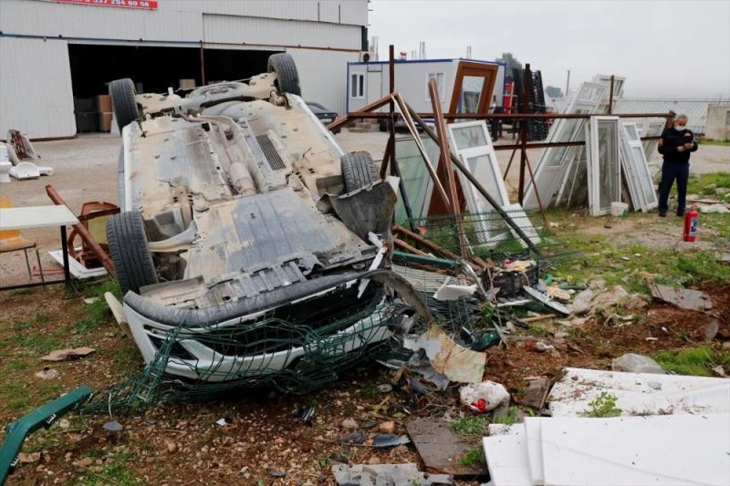 Hurdaya dönen otomobilinden yara almadan kurtuldu