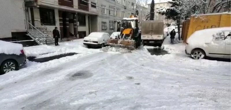 Eyüpsultan’da araçların ilerlemekte zorlandığı yolları iş kepçesi açtı
