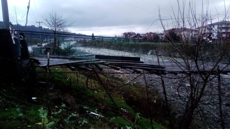 Asma köprünün halatları kopunca aracıyla köprüde asılı kaldı
