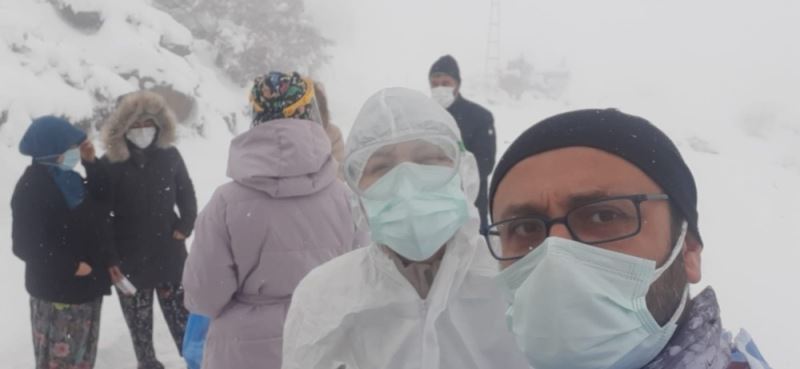 Kepsutlu sağlıkçılar kar altında zorlukla görev yapıyor
