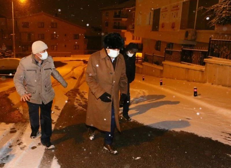 Altınok’tan sabahın ilk ışıklarına kadar kar mesaisi
