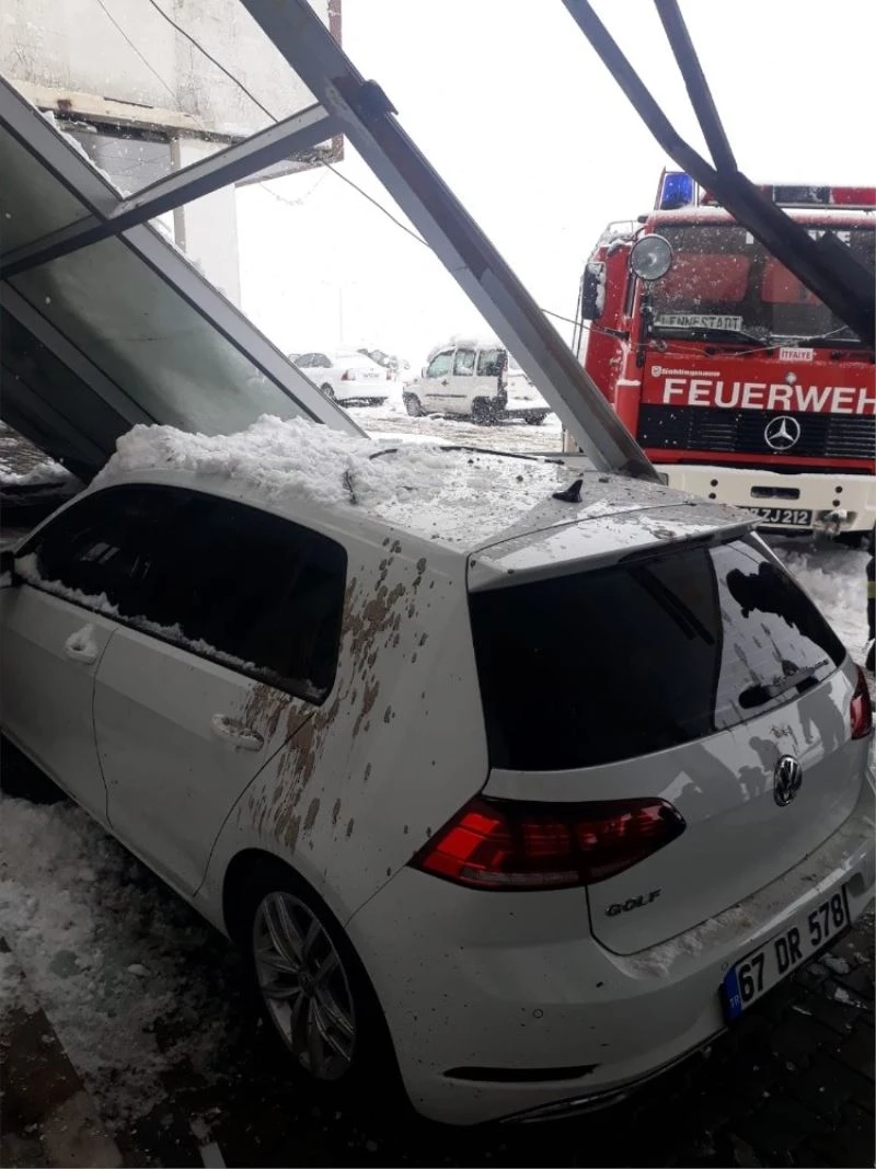 Hastane acilinin girişi çöktü, bir araç cam tavanın altında kaldı
