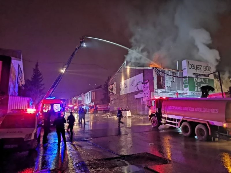 Gıda Toptancıları Sitesi’ndeki yangın kontrol altına alındı
