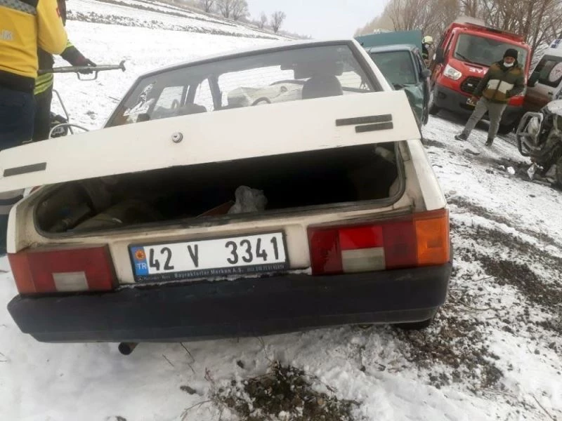 Konya’da 3 araç çarpıştı: 1ölü, 4 yaralı
