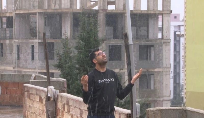 Türkiye’nin en sıcak illerinden Şanlıurfa’da kar sevinci
