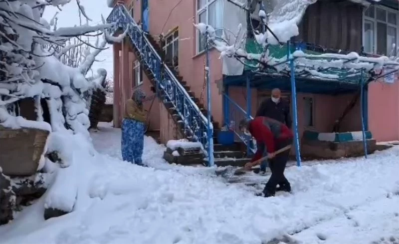 Eline küreği aldı, vatandaşın kapısını temizledi
