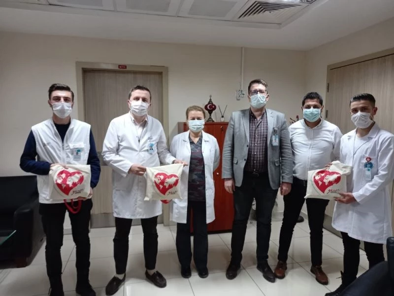 Sağlık çalışanlarına motivasyon kiti hediye ettiler
