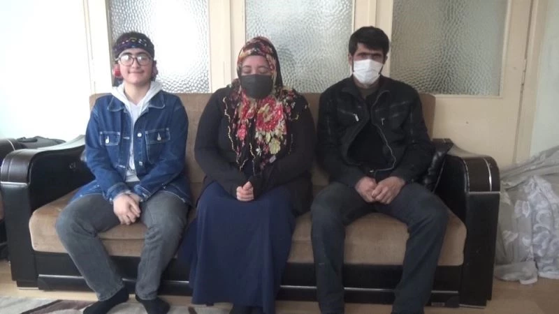 7 yaşında taktığı küpenin alerji yapması hayatının felaketi oldu
