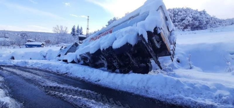 Yem kamyonu ambulansa yol verirken yan yattı

