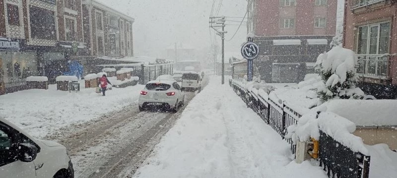 Kar nedeniyle engelli ve hamile kamu personeli idari izinli sayılacak
