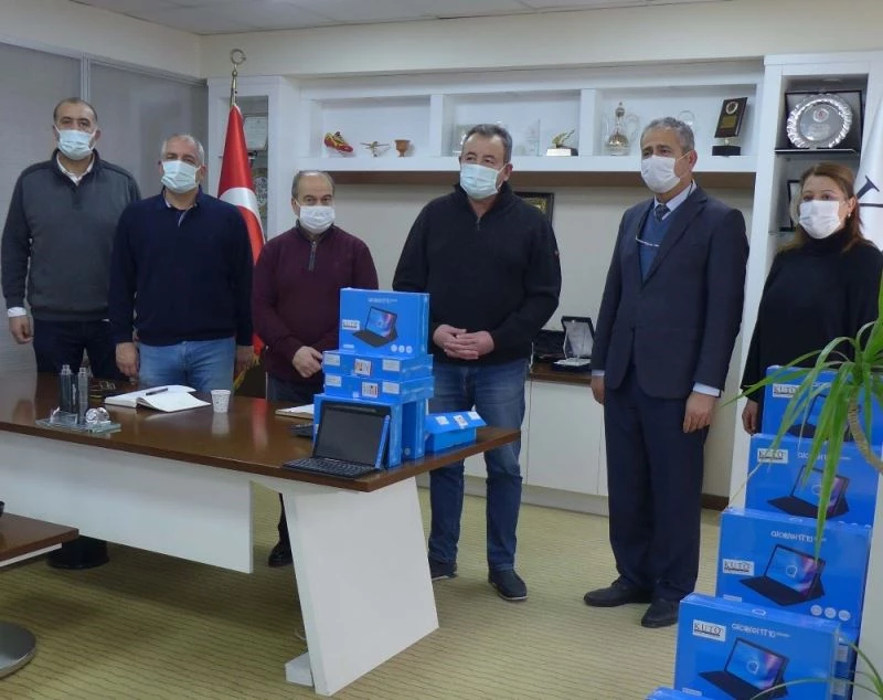 Kuşadası Ticaret Odası’ndan öğrencilere klavyeli tablet desteği
