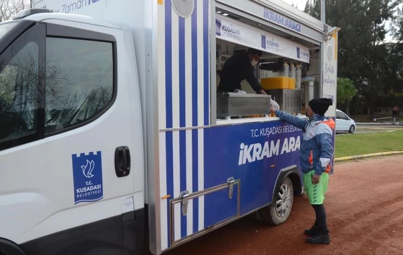 Kuşadası Belediyesi’nden bisikletçilere vitamin desteği
