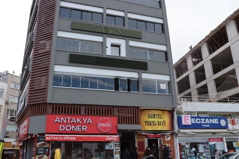 Kuşadası’nda kuaförde çıkan yangın paniğe yol açtı
