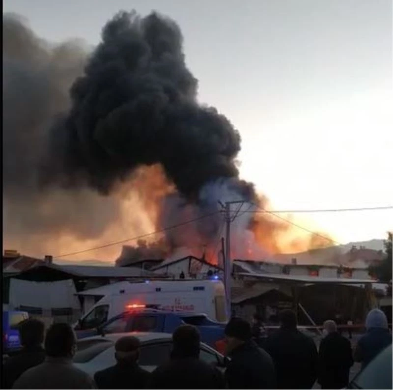 Alevler atölyeden metrelerce yukarıya yükseldi
