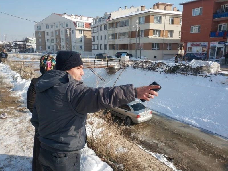 Otomobilin kanala düştüğü kazada sürücünün eşi el frenini çekince olay ucuz atlatıldı
