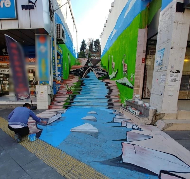 Tarihi Cendere Köprüsü merdivene resmedildi
