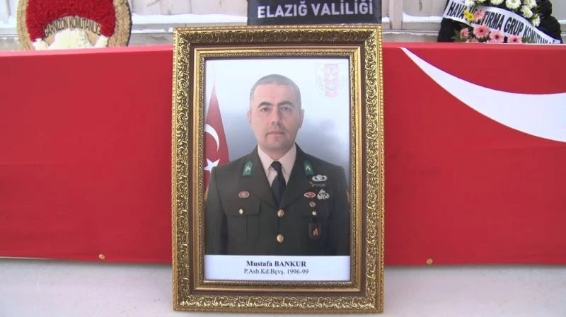 Kalp krizi geçiren Astsubay Başçavuş Bankur, memleketinde son yolcuğuna uğurlandı
