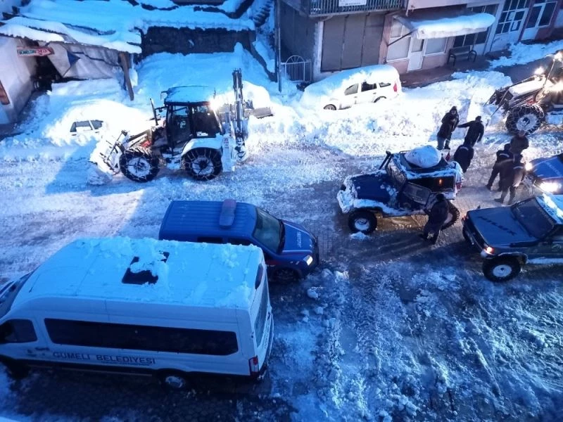 Yaylada mahsur kalan 16 kişi ekiplerin zorlu mücadelesiyle kurtarıldı
