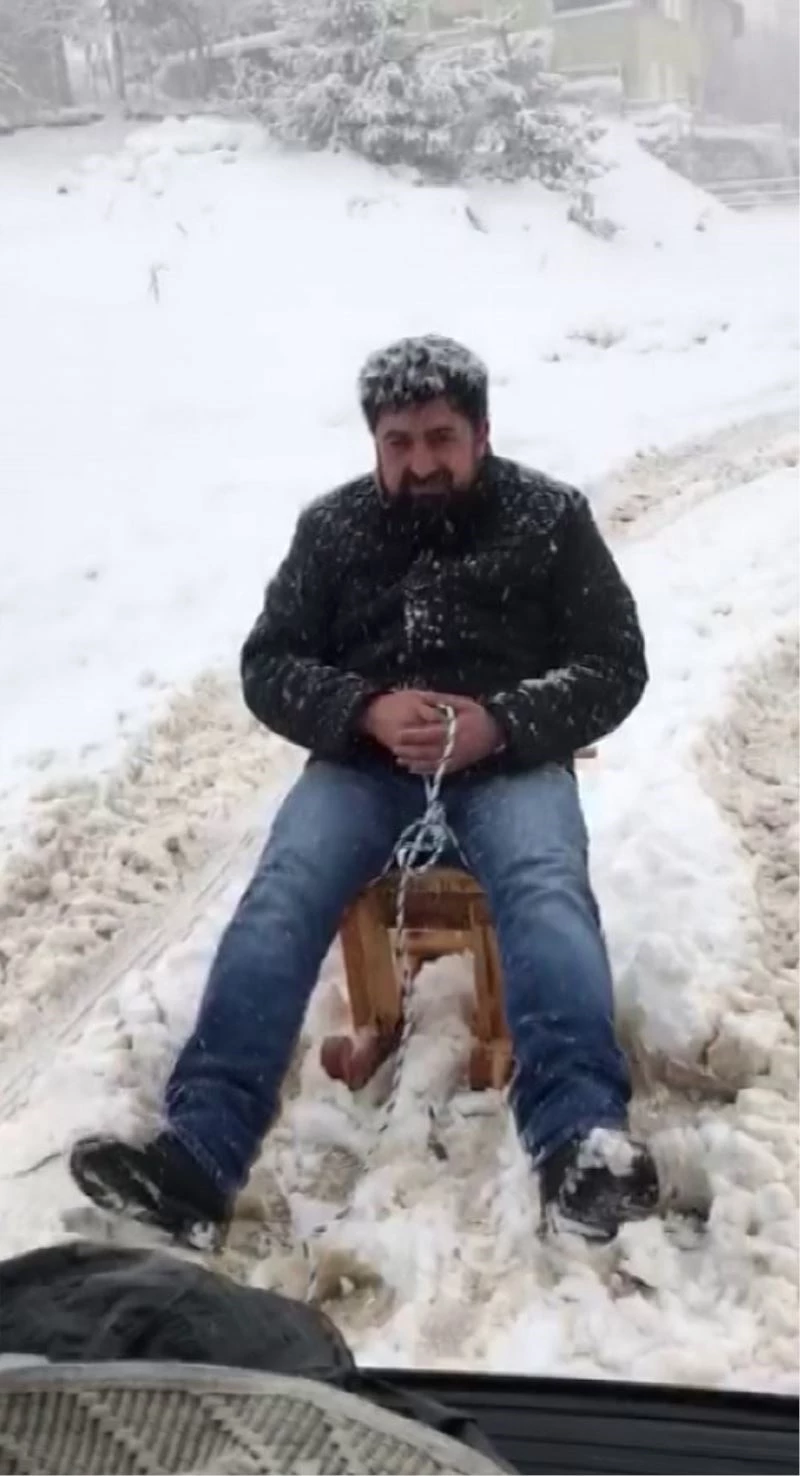 Kızağı arabanın arkasına bağladı, çocuklar gibi eğlendi
