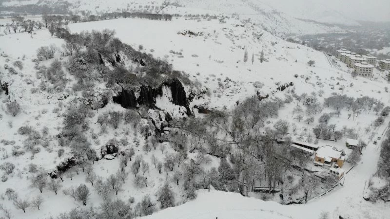Beyaz gelinliğini giyen Girlevik Şelalesi ziyaretçilerine görsel şölen sunuyor
