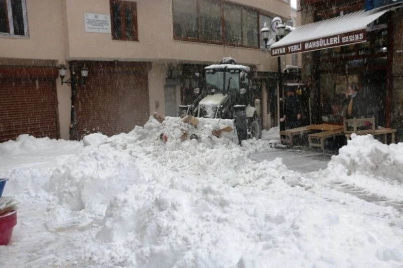 Bitlis’te duraklar, tabelalar, evler kardan kayboldu
