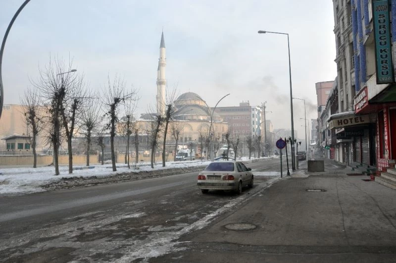 Yüksekova da sessizliğini koruyor
