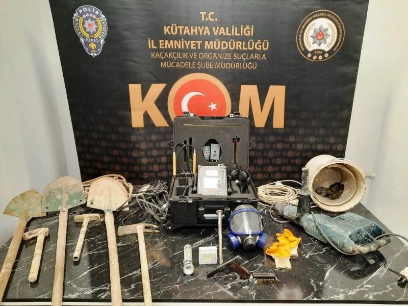 Kütahya’da bir iş işyerinin avlusunda yapılan kaçak kazıya suçüstü
