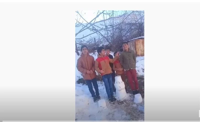 Çocukların kardan doğum günü pastası
