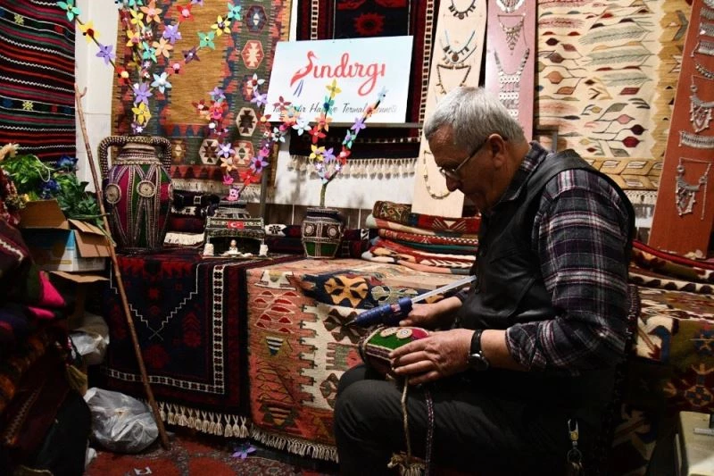 Eski küpler, tarihi elbiseler ve eski keçeler sanat eseri oluyor
