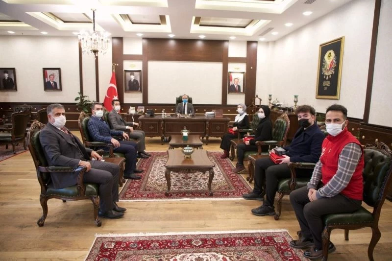 Vali Erkaya Yırık, dereceye giren gençlere ödüllerini verdi
