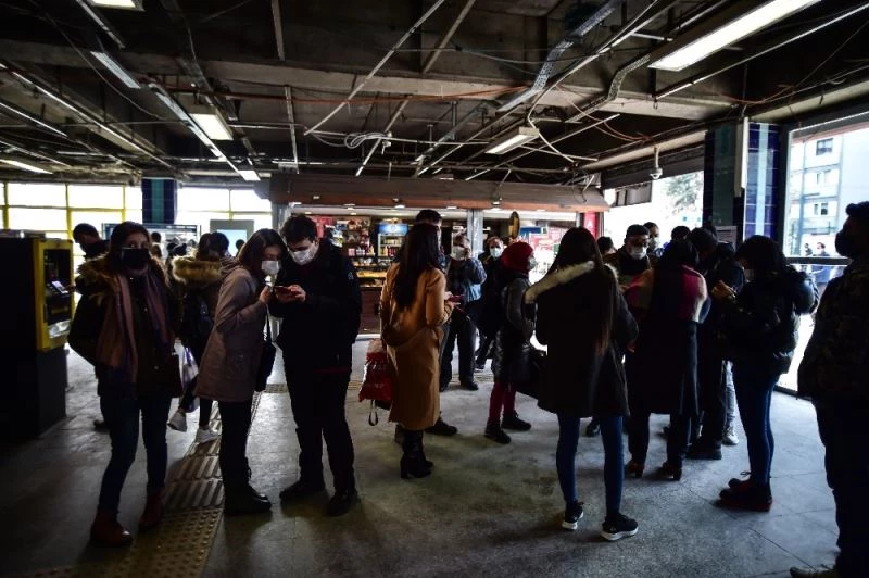 İstanbul’da metro ve metrobüslerde HES kodu kuyruğu
