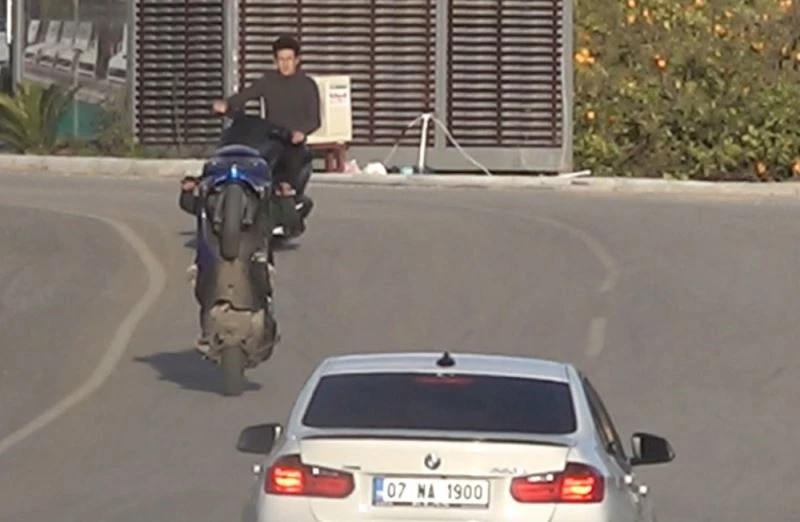 Motosikletli grubun trafikte ölüme davetiye çıkardığı anlar cezasız kalmadı
