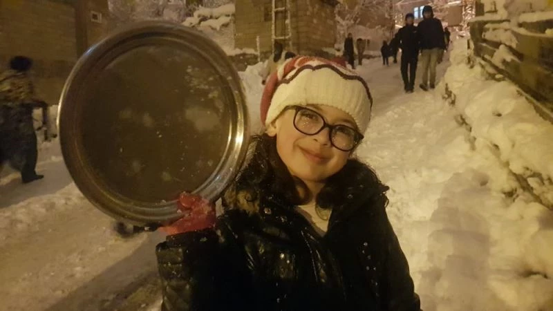 Hakkari’de poşet ve tepsiyle kayak keyfi
