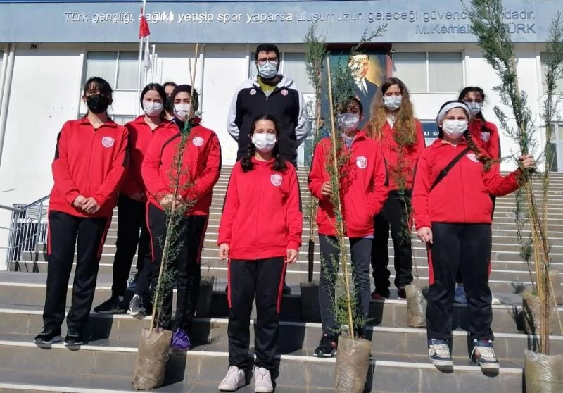 Kepez’in sporcuları da ilçeyi yeşillendiriyor
