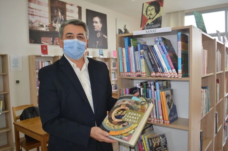 Bankadan kredi çekerek açtığı kütüphaneye 7 bin 500 kitap sığdırdı
