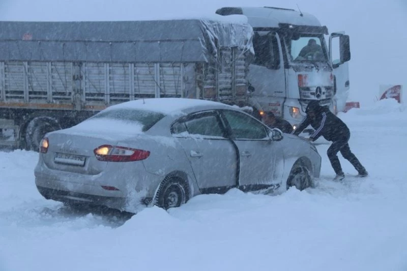 Tipi ve fırtınadan dolayı ilerleyemeyen tırlar dinlenme tesislerine sığındılar
