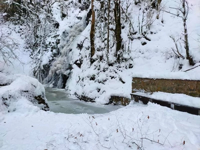 Doğa harikası Aydınpınar Şelaleleri buz tuttu

