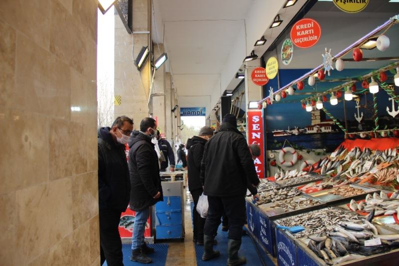 Fiyatların arttığı balık pazarında ümitler av yasağının kalkacağı güne çevrildi
