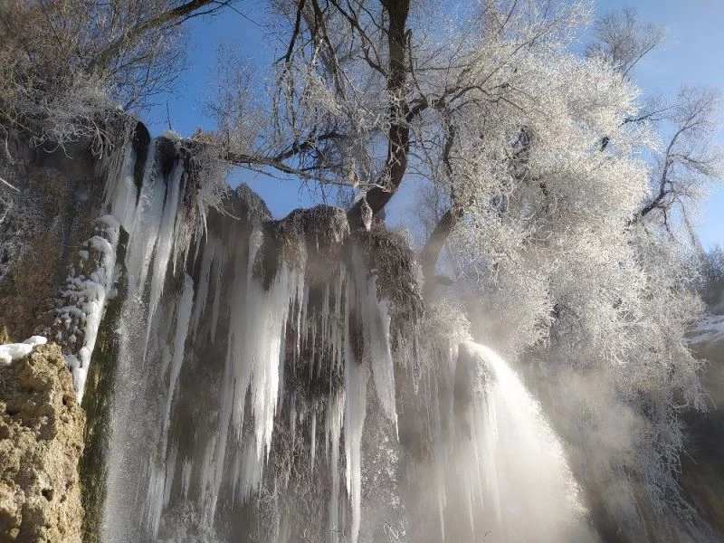 Sızır Şelalesi dondu, ortaya eşsiz bir manzara çıktı
