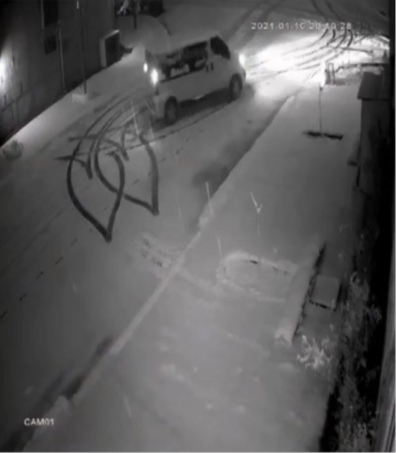 Aşkını karlara böyle çizdi
