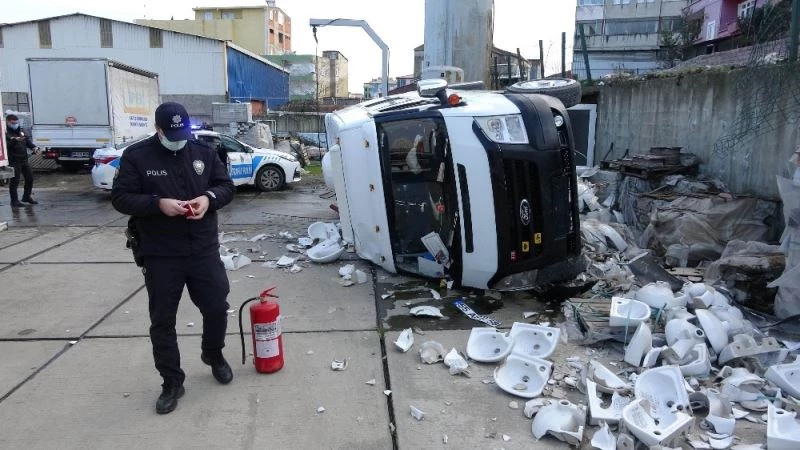 Hastalanan sürücü minibüsle akaryakıt istasyonunun bahçesine uçtu: 2 yaralı
