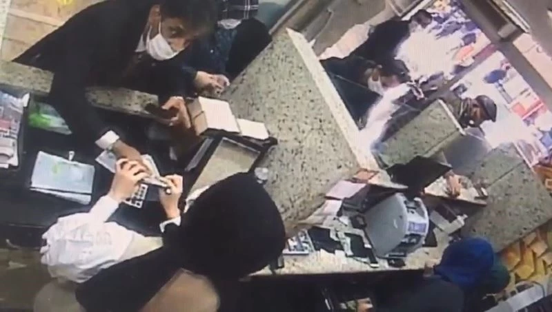 Döviz bürosunda, 3 bin doları saniyeler içinde böyle çaldı
