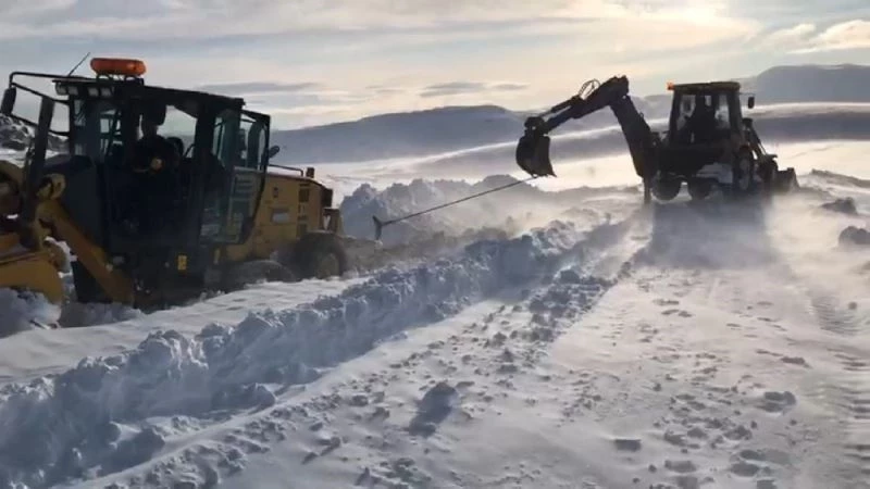 Yol açmaya giden greyder fırtınada kara saplandı
