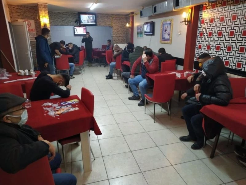 Açıldığı ilk gününde kumar oynatılan derneğe baskın
