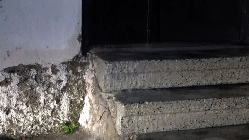 Metruk binada su boruları patladı, apartman suyla doldu taştı
