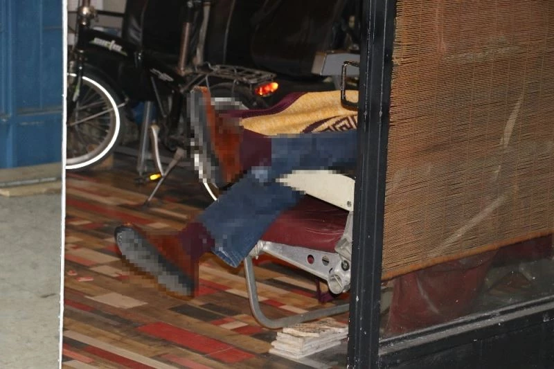 Üşümesin diye üzerini örttükleri adam iş hanında ölü bulundu
