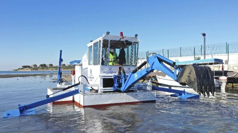 Büyükşehir Belediyesi yüzer kepçe imal etti
