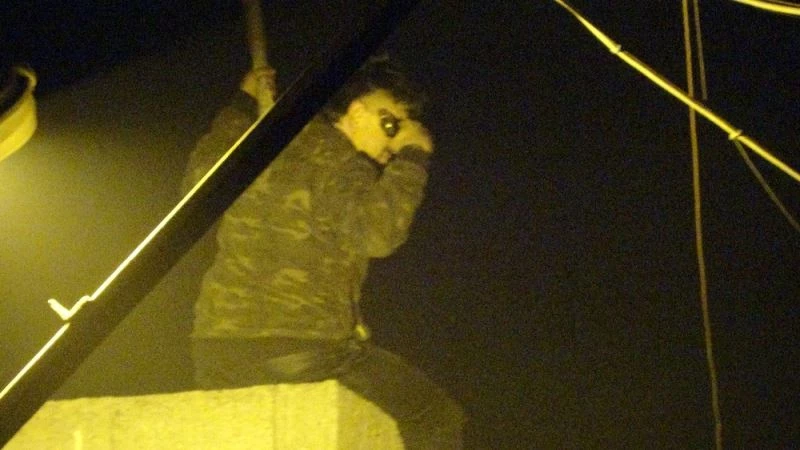 Havaya ateş açıp kendini odaya kilitledi, ikna olmayınca özel harekat devreye girdi
